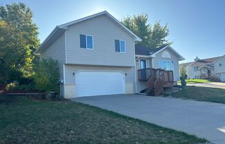 3 BED | 2.5 BATH | DOUBLE GARAGE | TRI-LEVEL | SOUTH | 6 MONTH LEASE