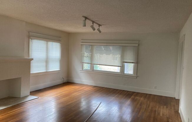 2 beds, 1 bath, $2,620, Unit C