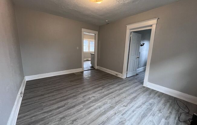 1 bed, 1 bath, $900, Unit 1918 Lincoln Way W. APT B