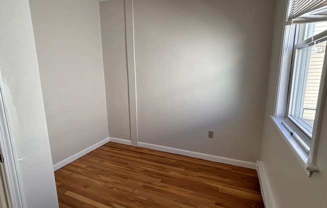 2 beds, 1 bath, $2,700, Unit 3