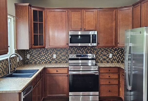 Amazing 3 bedrooms plus a loft, and 2.5 bathroom located in Fallbrook farms Thornton