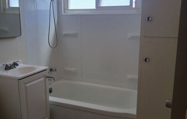 1 bed, 1 bath, 698 sqft, $1,200, Unit 221