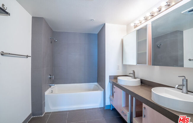 2 beds, 2 baths, 960 sqft, $3,200, Unit 517