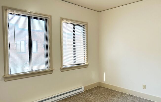 2 beds, 1 bath, 876 sqft, $1,995, Unit Court - D