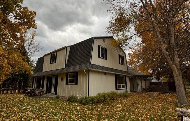 Spacious 4BR, 2.5BA home on 1.3 acres in Orchard Homes