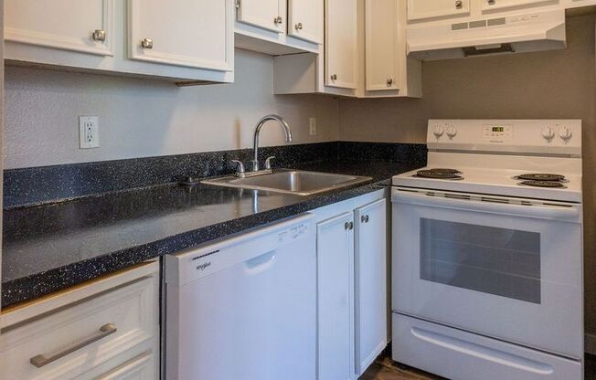 2 beds, 1 bath, 735 sqft, $1,595, Unit 13
