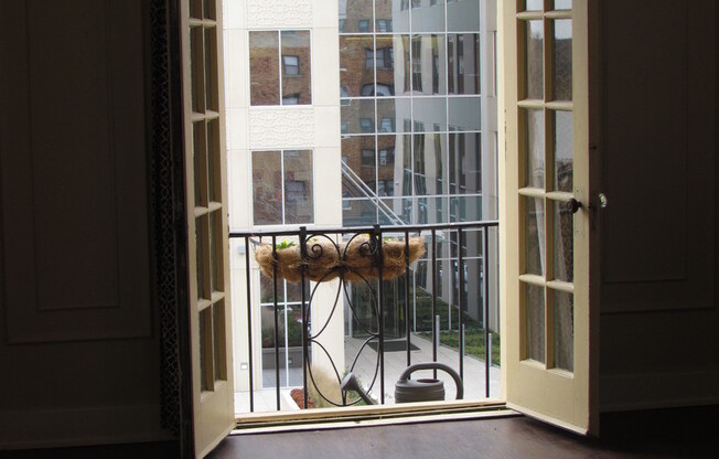 Studio, 1 bath, 300 sqft, $850, Unit 504