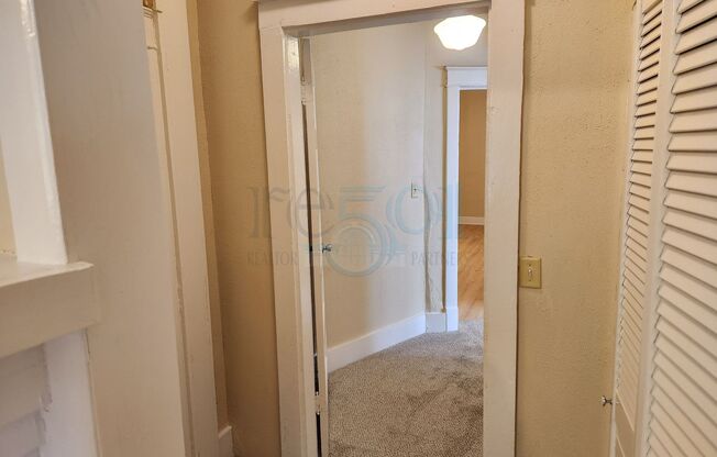 2 beds, 1 bath, $1,095, Unit Battery, 2219 S.