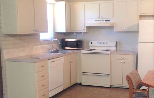2 beds, 1 bath, $775, Unit TT112