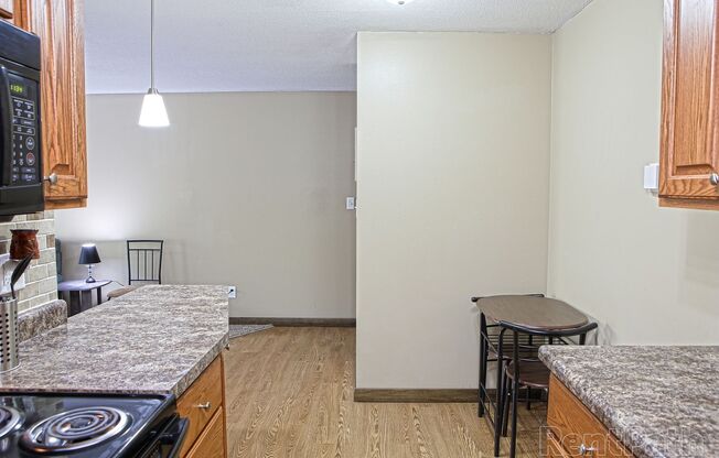 2 beds, 1 bath, 820 sqft, $970, Unit 4324 Wyndsor Terrace Building 4 #10