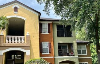 MOVE IN NOW!! 3RD FLOOR 1X1-SCREENED IN PORCH WITH POOL VIEW! CORNER UNIT-CONSERVATION SIDE!