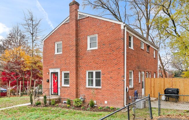 Bright 2BR/2BA Home with Private Backyard in Alexandria