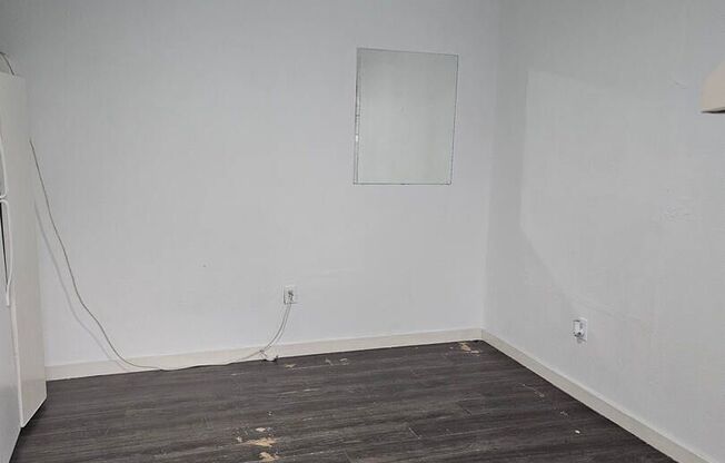 STUDIO APARTMENT NEAR DOWNTOWN!