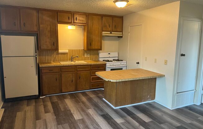 1 bed, 1 bath, $495, Unit A