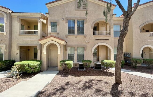 BEAUTIFUL 1 BEDROOM, 1 BATHROOM CONDO LOCATED IN A GATED COMMUNITY!