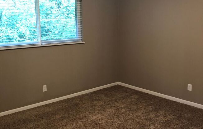 2 beds, 1 bath, 890 sqft, $975, Unit 4-40