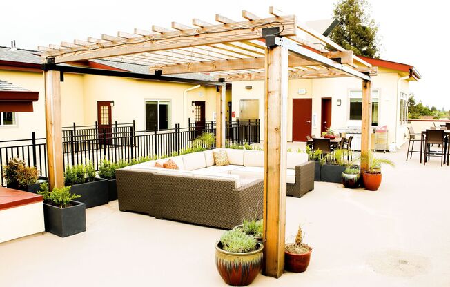 2 beds, 1 bath, $3,295, Unit Stranda Apartments - 2Bedroom 2027 - 2028