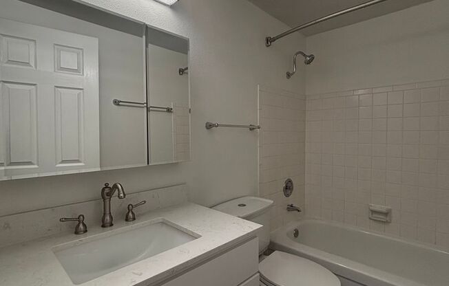 1 bed, 1 bath, 800 sqft, $1,850, Unit 2727 - 205