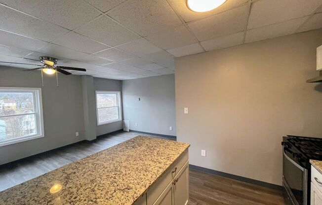 1 bed, 1 bath, 700 sqft, $950, Unit Unit 2