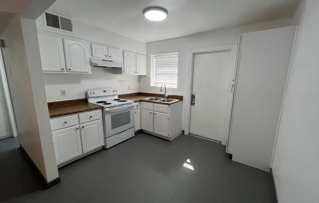 3 beds, 1 bath, 900 sqft, $1,595, Unit 01