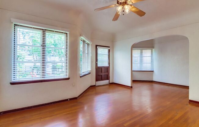 Move In Special! Charming Top Floor 1-Bedroom Apartment in Bankers Hill!