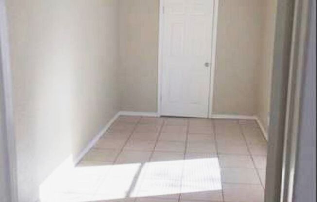 3 beds, 1 bath, 896 sqft, $1,195