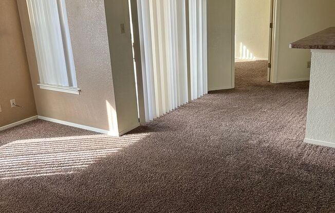 2 beds, 1 bath, 861 sqft, $970, Unit 04