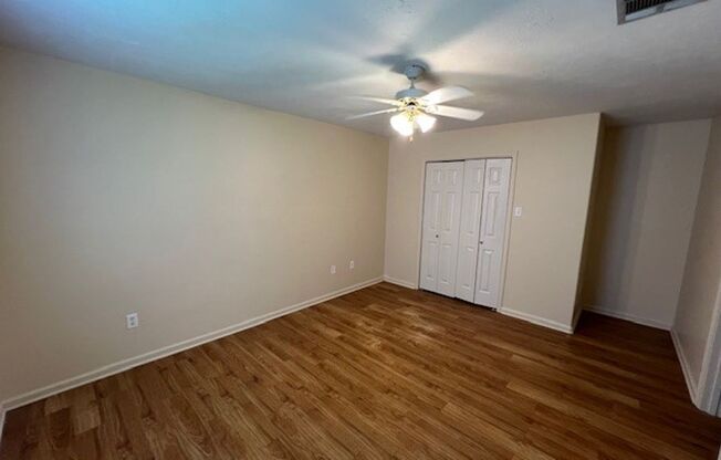 2 beds, 1 bath, $825, Unit 4214 Center -1