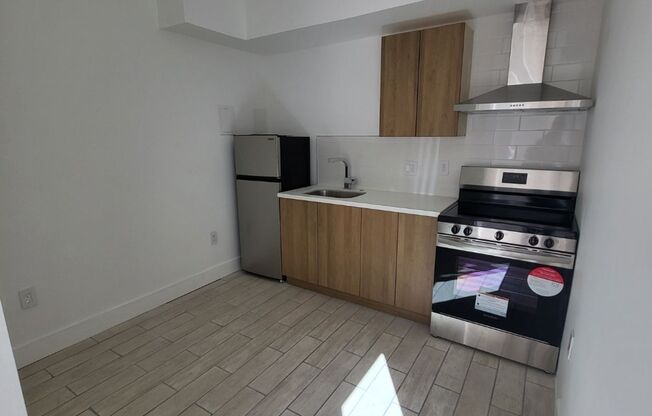 Studio, 1 bath, $1,000, Unit 15