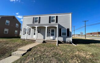 Spacious 2 Bed, 1.5 Bath Duplex Near Red Bridge