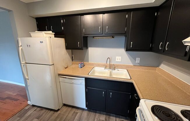 2 beds, 1 bath, 774 sqft, $940, Unit B11