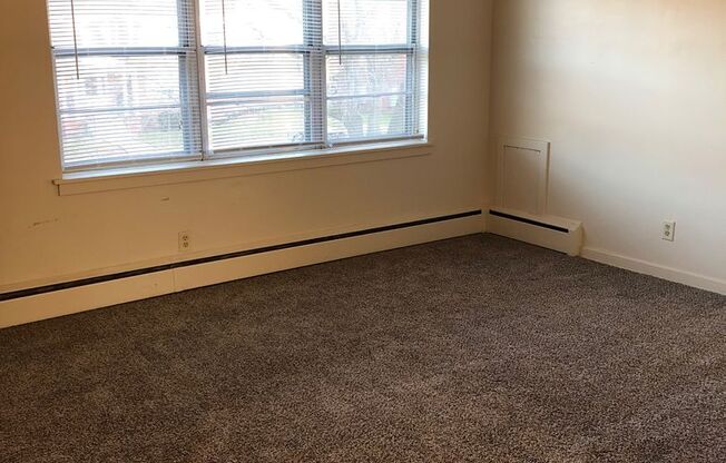 2 beds, 1 bath, 740 sqft, $735, Unit 1300-1701