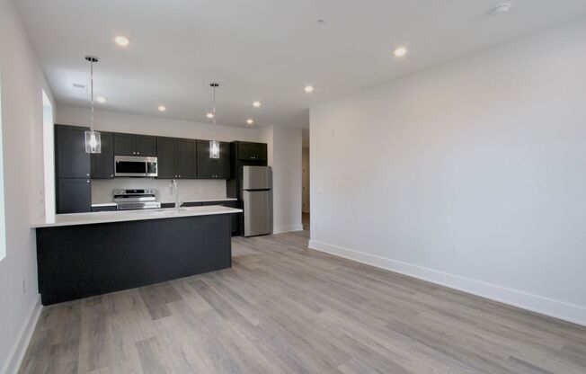 2 beds, 2 baths, 940 sqft, $1,735, Unit 302