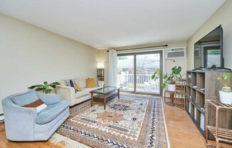2 beds, 1 bath, 906 sqft, $2,300, Unit 215