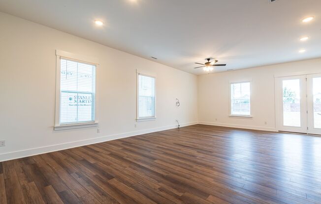 Gorgeous 4+ Bedroom Home in 12 Oaks