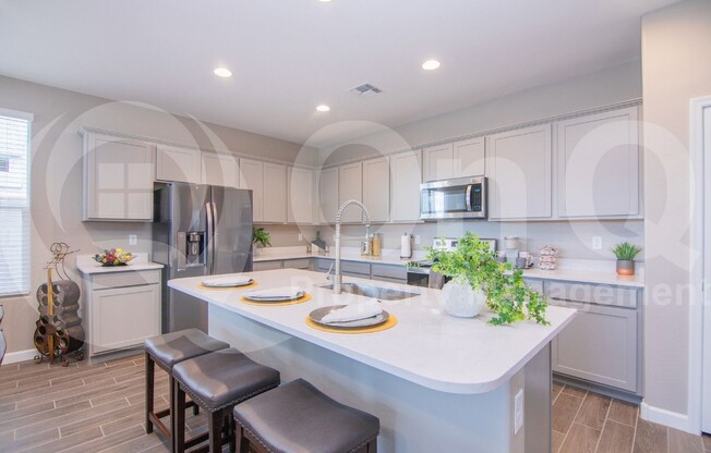 7819 S 44 LN