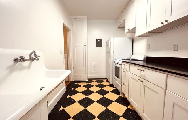 Studio, 1 bath, 551 sqft, $1,600, Unit 025