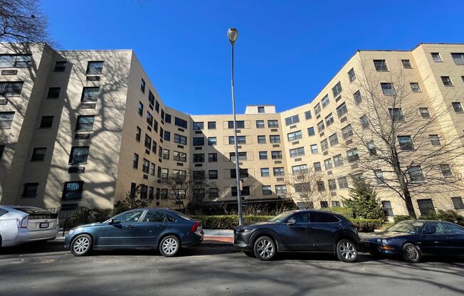 Spacious Studio Apartment W/Roof Top, Gym, Laundry, Front Desk, & Much More!