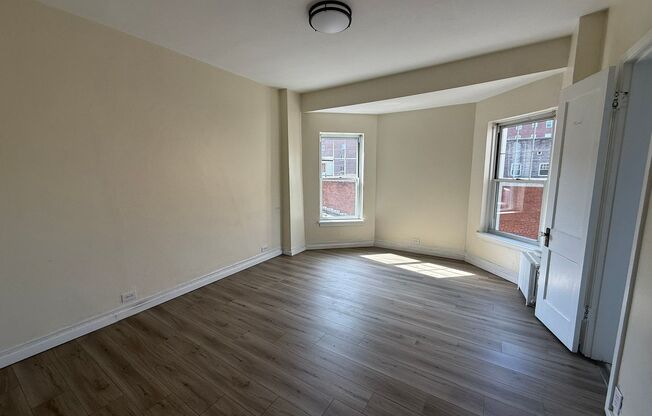 Studio, 1 bath, 295 sqft, $1,275, Unit Old King Edward 371