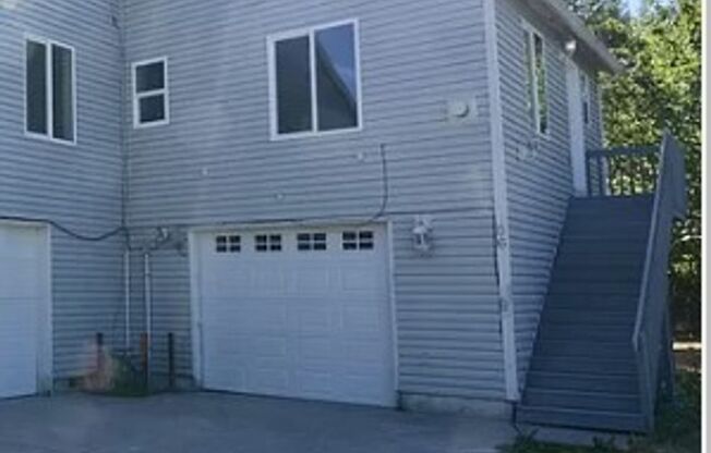 1 Bed, 1 Bath ADU with 1 Car Garage in SE Portland