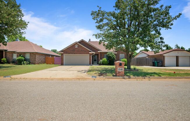 Beautiful 4 Bed 2 Bath in Mustang School District!