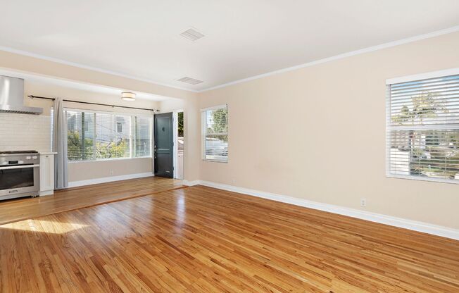 Charming 1 Bed / 1 Bath Detached Unit in Prime West Hollywood – Garage, AC, In-Unit Laundry!