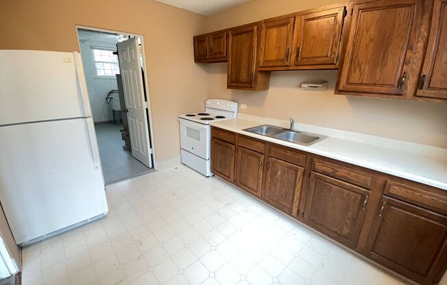 2 beds, 1 bath, $895, Unit Unit 32