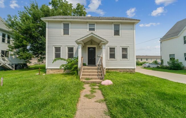1021 W 22nd St - Cedar Falls