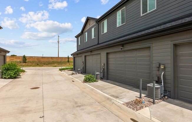 3 beds, 2.5 baths, $2,395, Unit UNIT 4