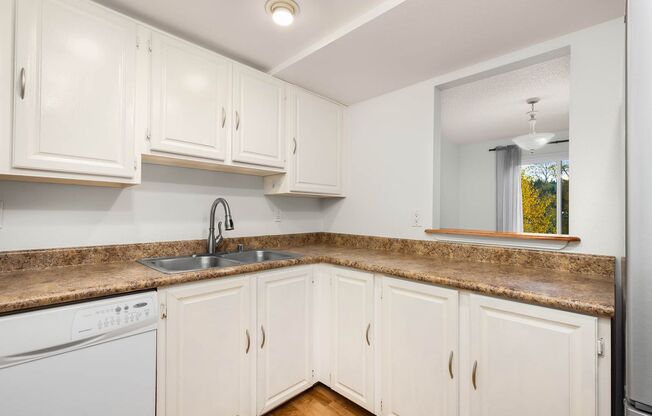 Limited Time Offer $2,500 rental rate! Spacious 2Bd/2Bath Condo located in The Ridge Community in Bellevue