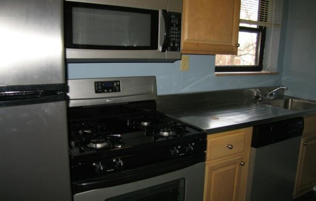 2 beds, 1 bath, 710 sqft, $1,650, Unit 01C