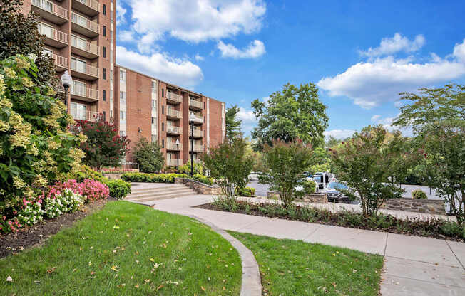 Green Sprawling Lawn Area at Columbia Pointe, Columbia