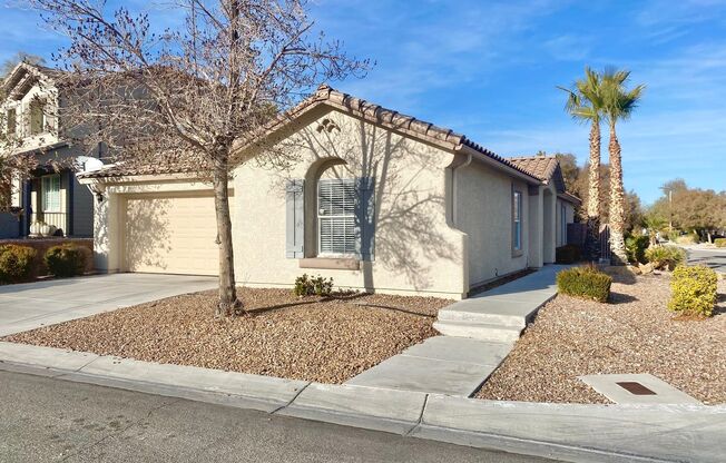 LIMITED TIME ONLY!! M-IN SPECIAL OF $1000 OFF SECOND MONTH'S RENT WITH THIS GORGEOUS 3 BEDROOM / 2 FULL BATH SINGLE FAMILY HOME , WITH 2 CAR GARAGE