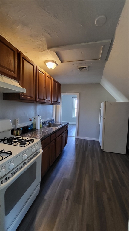 2 beds, 1 bath, $1,900, Unit 3